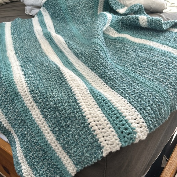 Handmade crochet afghan - Picture 2 of 3